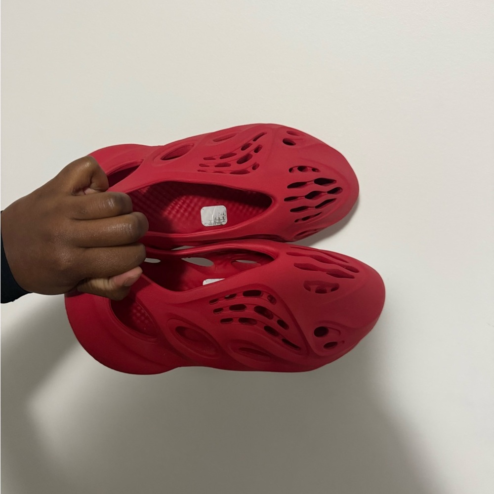 Red Vermilion YEEZY FOAMRUNNERS SIZE MENS 8/WOMENS 9